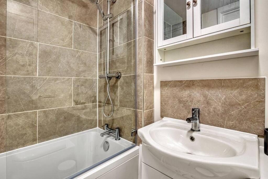 Апартаменти Hidden Gem In Battersea W/ Free Parking Лондон Екстер'єр фото
