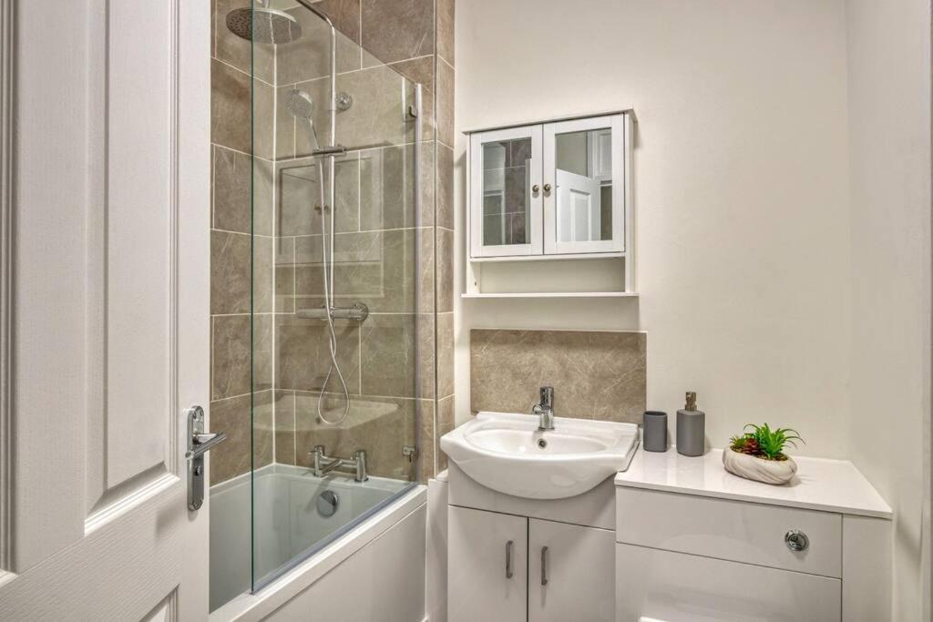 Апартаменти Hidden Gem In Battersea W/ Free Parking Лондон Екстер'єр фото